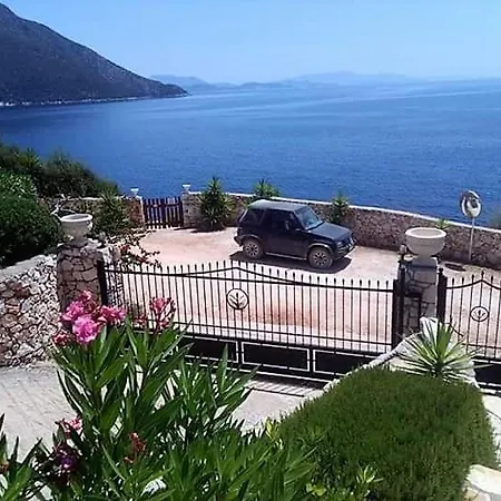 Beachfront Villa Eva ヴィラ Évyiros